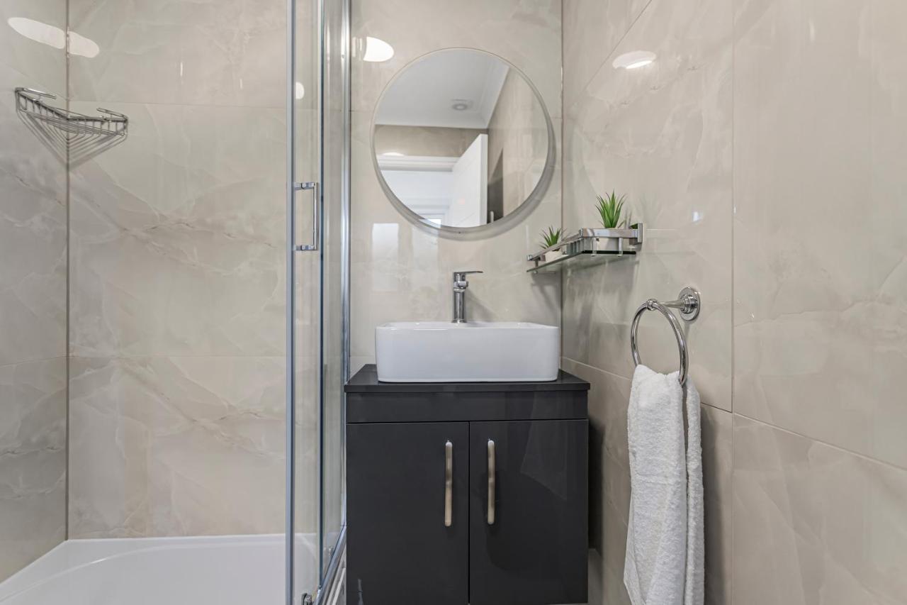 Modern 3 And 2 Bedroom Apartment In Maida Vale Londra Exterior foto
